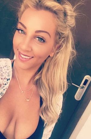 feurige Blondine sucht aufregende Beziehung